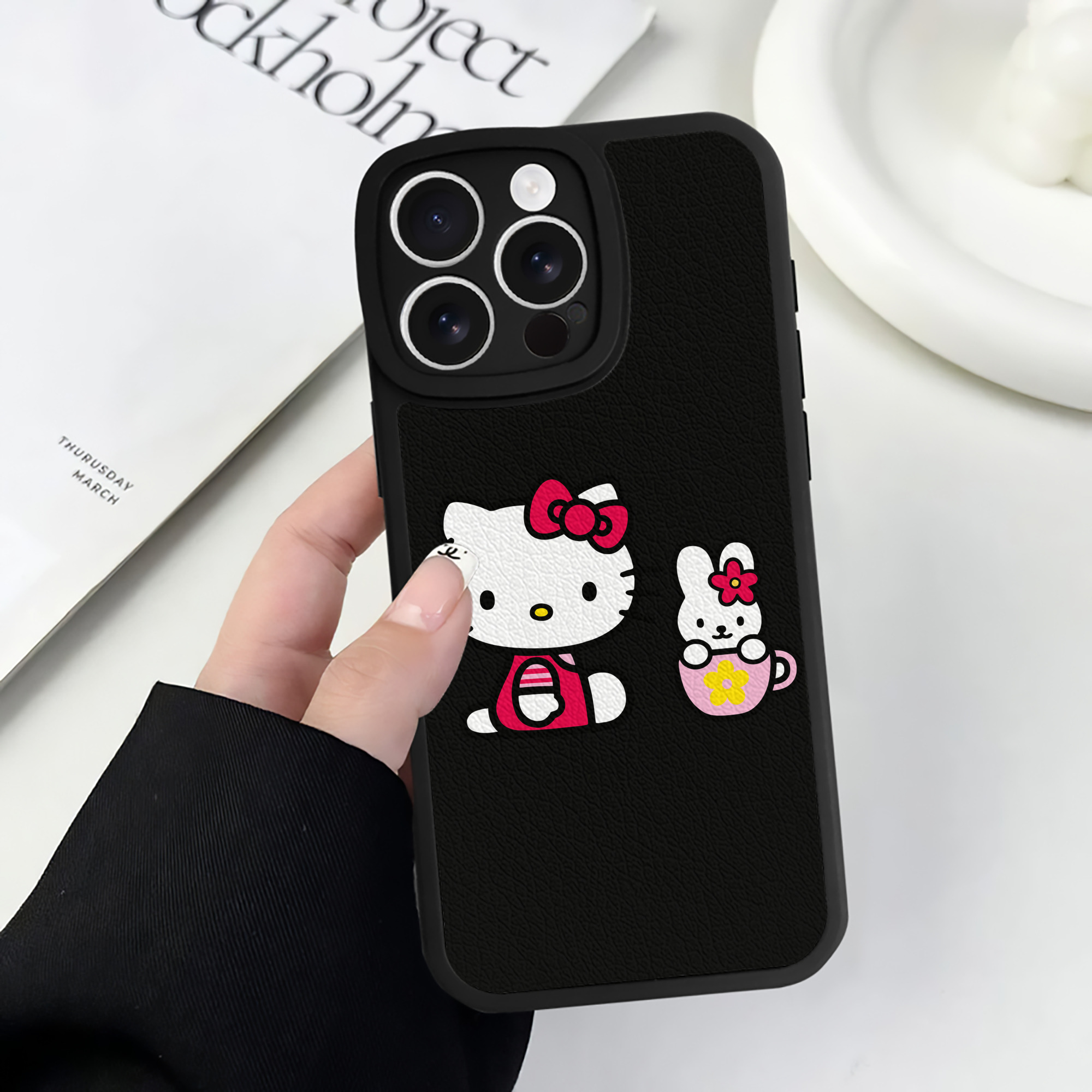 （画像用） Hello Kitty ハローキティ 【iPhone 16シリーズ対応】シリコンスマホケース（レザー調） 材質：シリコン